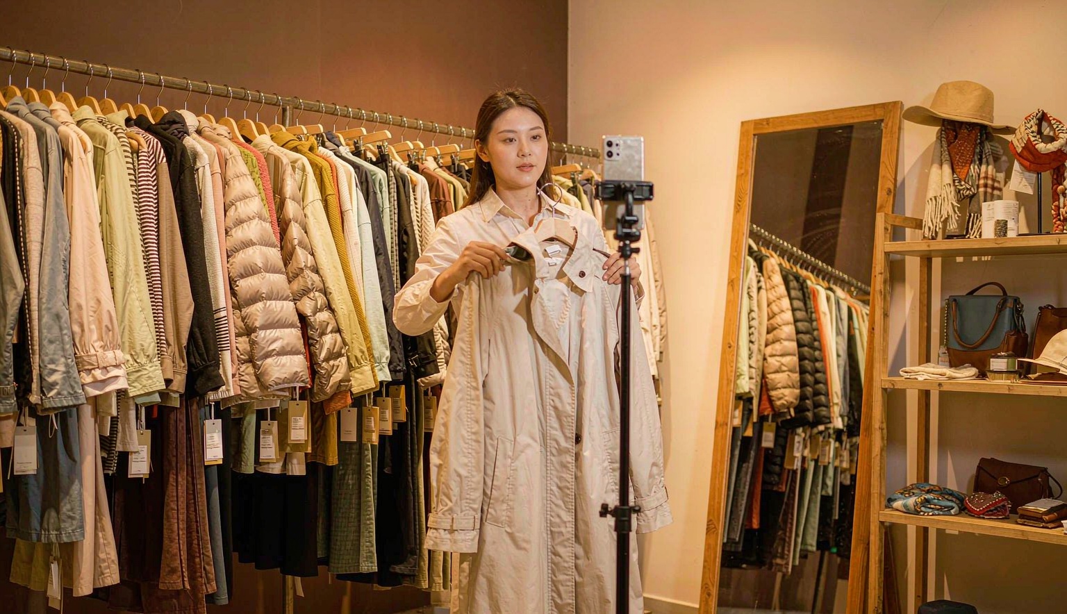 服装门店换季上新，诺云直播把老客的尺码和偏好记在档案里
