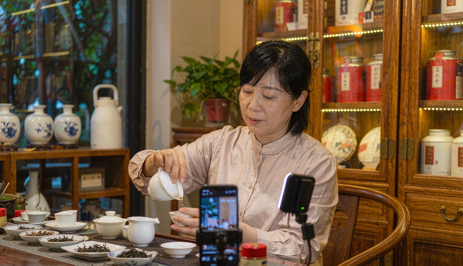 茶店靠一圈老客做生意,诺云直播把茶友会排成每月一场